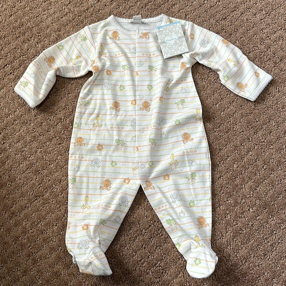 🌸 KISSY KISSY SLEEPER IN SIZE 0-3 MONTHS NWT